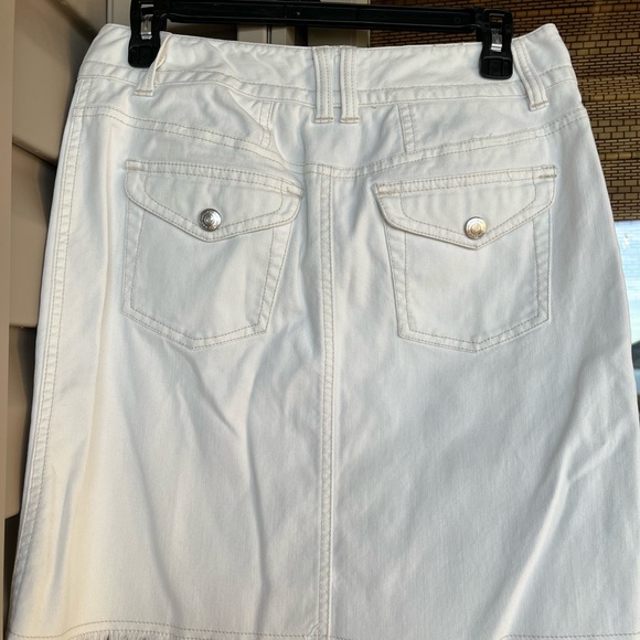 Ann Taylor white denim skirt with light fraying on bottom size 2. - Picture 2 of 3